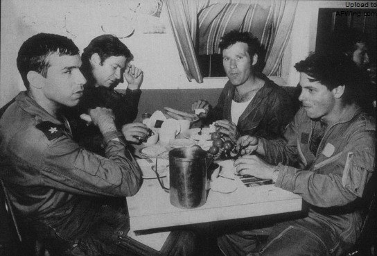 1981年6月7日，轰炸完伊拉克核反应堆的4名以色列飞行员在艾其昂基地享用晚餐，从左至右分别是：哈改.卡兹、以色列.沙菲尔、阿莫斯.雅德林、伊兰拉蒙