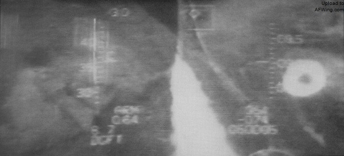 1981年7月14日，纳胡米.阿米尔驾驶F-16A雀鹰219击落米格-21瞬间的HUD摄像截图
