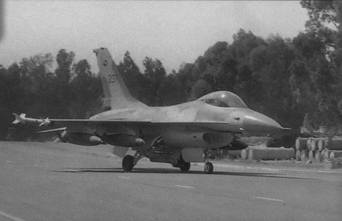 由于F-16的多用途性，1982年黎巴嫩战争期间的雀鹰还肩负这对地攻击任务，图中110中队的雀鹰237挂载了4枚Mk84 2000磅炸弹在拉马特.戴维基地的跑道上滑行
