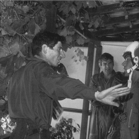 1967年6月9日，埃里埃泽尔.施克迪（左）击落了1.5架米格-21后在走廊上和罗伊.本尼米（Roee Benimi，右）交谈，中间是尤采伊.埃什科尔（Yochai Eshkol）