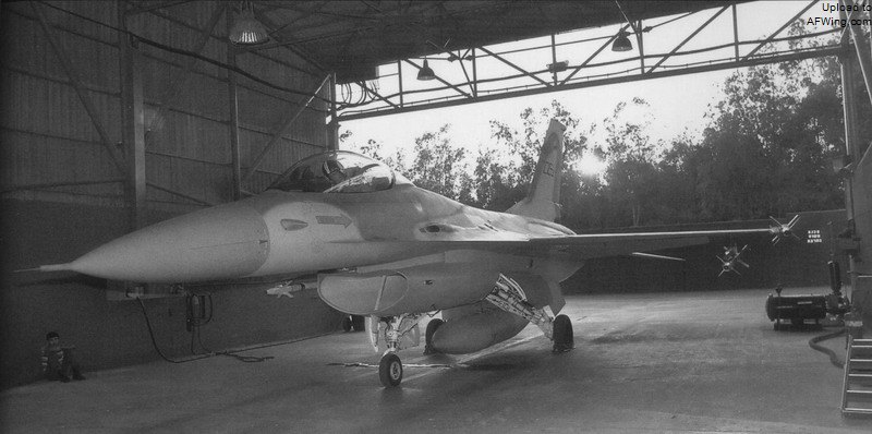 F-16A雀鹰225座舱里的阿维.拉维，他驾驶此机在1982年6月9日击落1架米格-21，飞机的外侧翼尖挂架上挂载有2枚AIM-9L，而主翼下挂有2枚AIM-9P3
