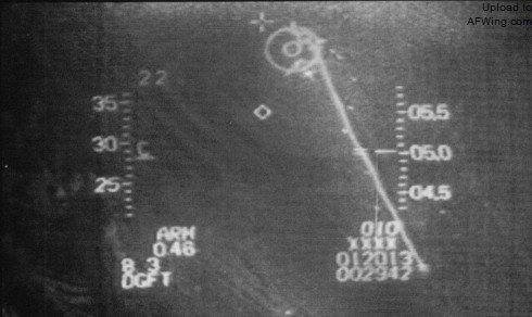1982年6月10日，施洛摩.宰特曼驾驶F-16A雀鹰124击落一架米格-23时的HUD摄像记录