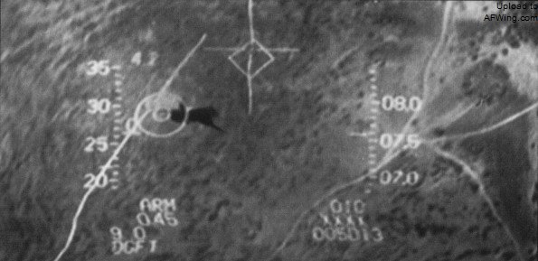 1982年6月11日，埃坦.斯蒂比驾驶F-16A雀鹰107击落一架苏-22前HUD摄像截图