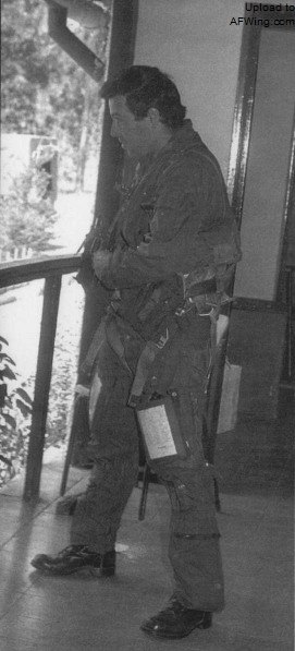 阿莫斯.巴尔正在穿戴飞行装具准备起飞，1982年6月11日，他驾驶F-16A雀鹰252用航炮击落了1架苏-22，他是253中队在使用鹰（以色列仿制的幻影5）期间的第一任中队长，于1976年8月至1978年6月驻扎在西奈半岛的埃塔姆（Eitam）空军基地，他在90年代成为了El-Al的一名客机飞行员，2008年8月的一次小型飞机飞行事故让他身受重伤，一个月后因伤势过重去世，享年62岁