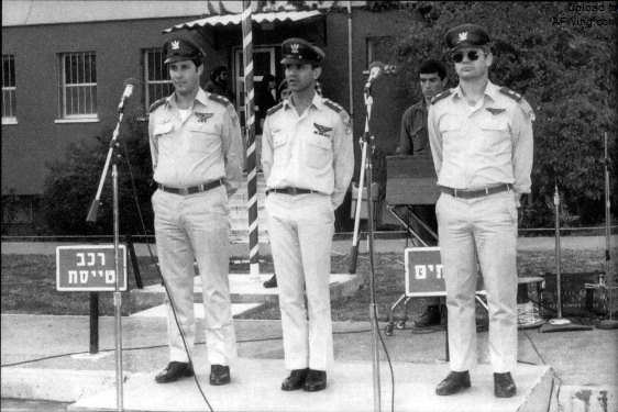 1983年3月2日，同样在赫泽尔.博丁格尔（中）的主持下，纳夫塔里.马伊蒙（左）接替纳胡米.阿米尔（右）成为了110中队的新任中队长