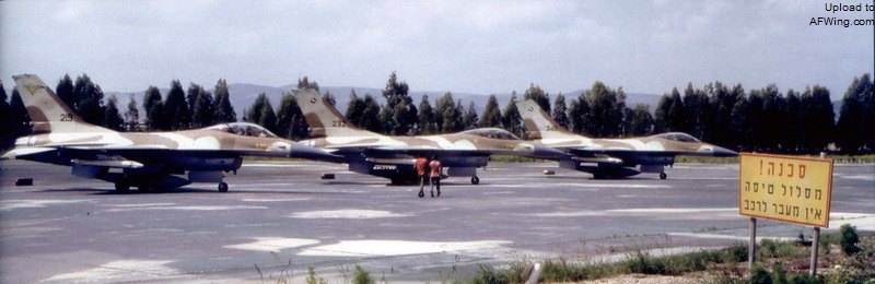 110中队的F-16A雀鹰248、232、219准备起飞进行训练，飞机下方挂载了SUU-20训练炸弹投放吊舱，左侧雀鹰219的垂尾上刷上的新的&ldquo;战地安全&rdquo;黄色鹰头中队标识，这种标识只在1984至1987年间使用