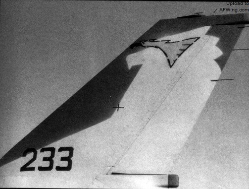 110中队F-16A雀鹰233上的新中队垂尾图案