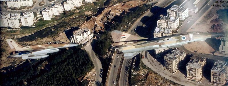 1989年10月11日，一架叙利亚米格-23MLD叛逃以色列，后转交给泰尔.诺夫（Tel Nof）的601飞行测试中队，照片中这架米格-23和101中队的F-16D闪电046一起飞行在以色列的城市上空