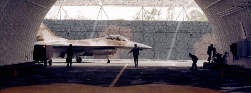 117中队准备将F-16A/B移交后，雀鹰114垂尾上的希伯来文名字&ldquo;鳍&rdquo;也被擦除了，此机现服役于140中队