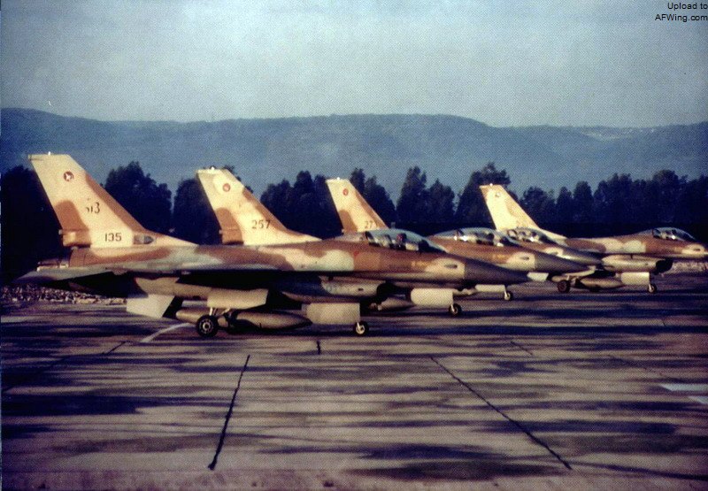 1986年11月，拉马特.戴维基地上3支中队的F-16A停放在一起准备起飞，这是117中队最后一次使用雀鹰进行飞行，他们将在第二年接收新到来的F-16C闪电。照片由近至远分别是：雀鹰135&ldquo;燧石&rdquo;（117中队）、雀鹰257（253中队）、雀鹰273（253中队）、雀鹰230（110中队）