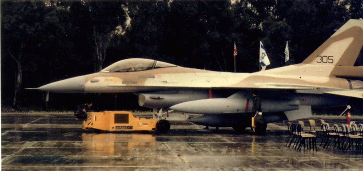 1987年2月9日，第一批F-16C Blk30闪电（305、307、309）抵达拉马特戴维基地，后被分配给117中队