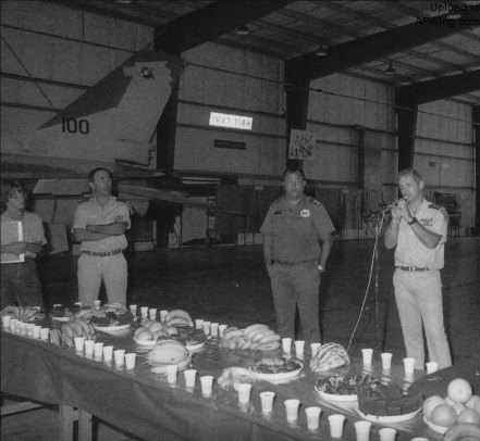 1987年6月，在拉马特.戴维基地指挥官纳胡米.阿米尔的主持下，110中队将最后一批雀鹰移交给140中队，并在下个月迎接F-16C闪电的到来，背景上的雀鹰100来自年初开始换装闪电的117中队