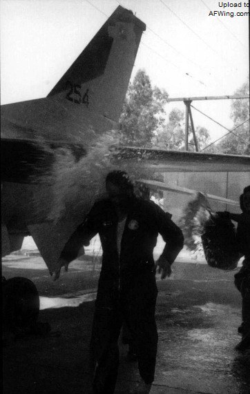 1986年，为了迎接F-16C Blk40闪电II的到来，F-15王牌尤拉姆.佩雷德（Yoram Peled）在拉马特.戴维基地驾驶110中队的F-16A雀鹰254完成首飞后被浇水以示庆祝，他之后将担任101&ldquo;第一战斗者&rdquo;中队的中队长