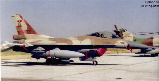 601飞行测试中队将F-16D Blk30闪电020、F-16C Blk30闪电301、F-16D Blk40闪电II601用于飞行和武器测试。照片中闪电020在后方装有一个尾旋改出减速伞投放装置，而这架飞机还用来测试怪蛇4格斗弹，由于导弹体积和重量的原因，这种导弹只能被挂载主翼外侧下方的2个挂点上（2号和8号），闪电II601的主翼下方挂载了用于测试的AGM-142凸眼空对地导弹