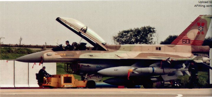 601飞行测试中队将F-16D Blk30闪电020、F-16C Blk30闪电301、F-16D Blk40闪电II601用于飞行和武器测试。照片中闪电020在后方装有一个尾旋改出减速伞投放装置，而这架飞机还用来测试怪蛇4格斗弹，由于导弹体积和重量的原因，这种导弹只能被挂载主翼外侧下方的2个挂点上（2号和8号），闪电II601的主翼下方挂载了用于测试的AGM-142凸眼空对地导弹