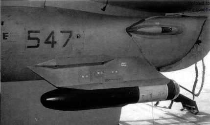 F-16C Blk30闪电367和Blk40闪电II547进气道左下方挂载的AN/AAS-35铺路便士激光目标跟踪吊舱，这种设备被安装在A-4N和幼狮C7上，用于激光制导炸弹的投放。因为型号的不同，吊舱在闪电上的挂点要稍高于闪电II
