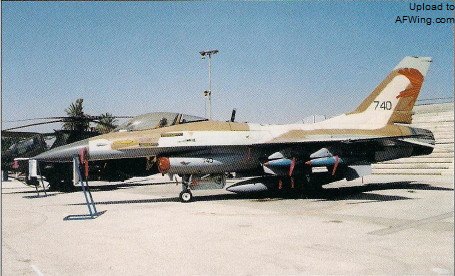 1999年，144中队换上沙漠迷彩的F-16A雀鹰740，垂尾上144中队的图案仍然没有改变