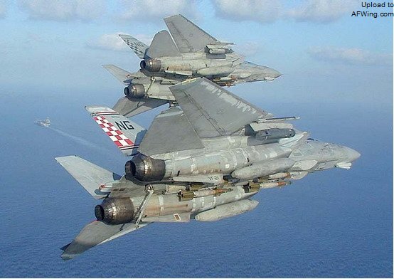 2架VF-211中队的F-14A正在返回约翰.斯坦尼斯号，F-14A的重量比F-14B/D更轻，所以也允许携带4枚500磅级别的炸弹着舰