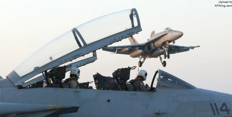 一支VF-102中队的机组准备起飞执行任务，旁边一架VMFA-251中队的大黄蜂正在降落中