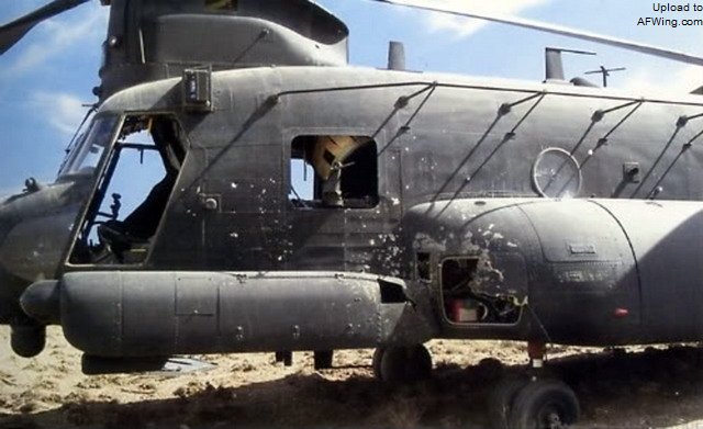 塔克盖尔山的山峰和那架被击落的MH-47E，基地组织和塔利班武装分子的碉堡以及树林线就在这架支奴干的正前方