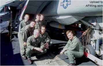 VF-211中队的飞行员在一枚GBU-24炸弹前，左一是2002年罗伯茨山脊之战的英雄，拉瑞.西德伯里（Larry Sidbury）上尉