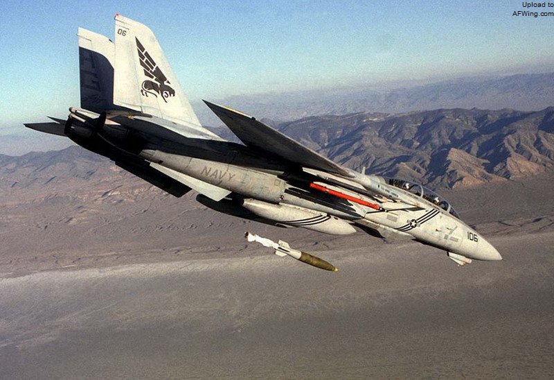 F-14大角度俯冲投弹