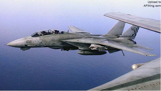 VF-211中队的F-14A到2002年已经是破旧不堪，地勤们必须使出浑身解数来让它们保持在可飞行状态
