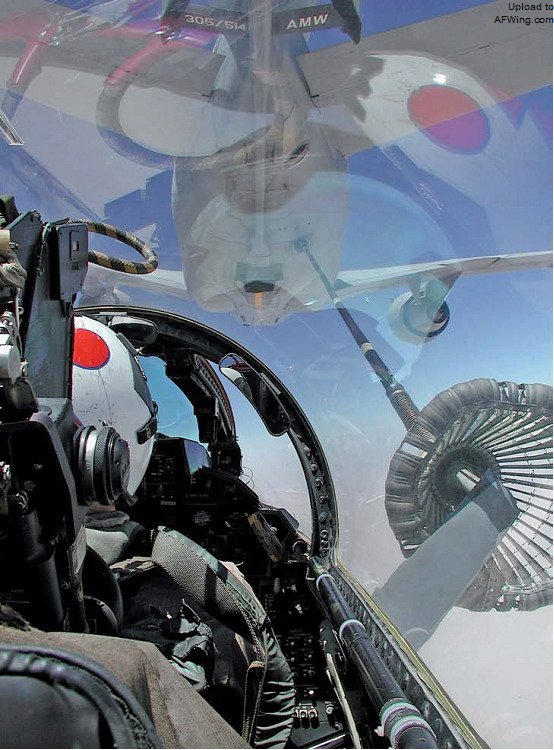 VF-11中队的斯科特.科纳普（Scott Knapp）少校和克里斯.乔普（Chris Chope）少校正在阿富汗上空和一架KC-10A加油机对接加油