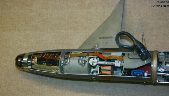 AIM-9L空空导弹舵机机构及DSU-15A/B窄波束激光近炸引信