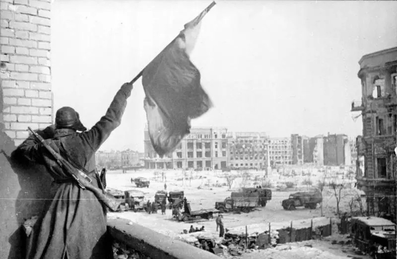 1943年，一名苏军士兵在斯大林格勒市的中央广场上挥舞着红旗